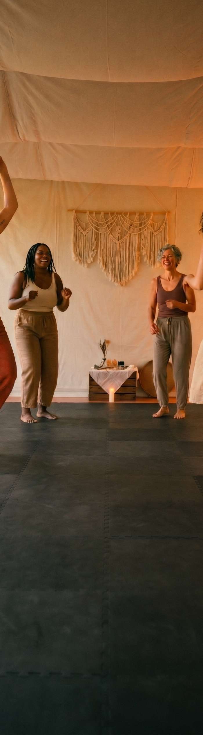 Deelnemers aan het dansen en in verbinding met elkaar